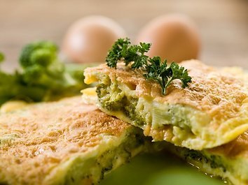 Kiaušinienė su brokoliais ir sūriu