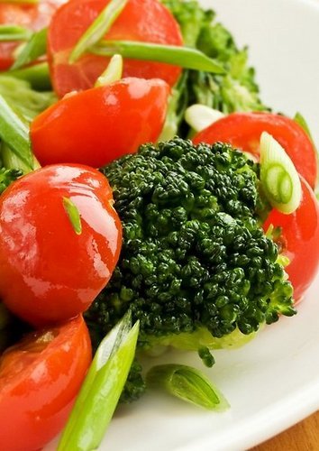 Brokolių salotos su kviečių ir avinžirnių daigais