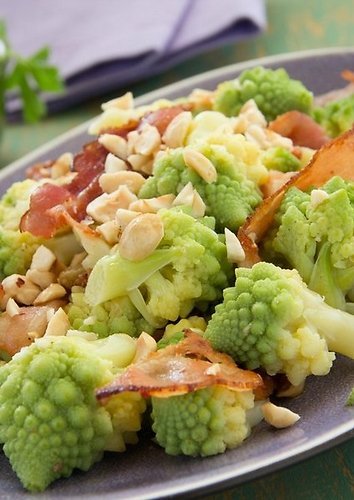 Brokolių salotos su kiauliena ir migdolais