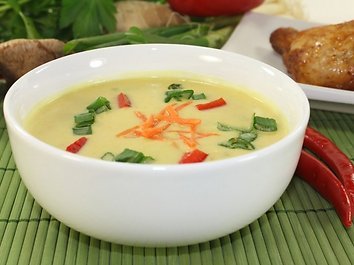 Daržovių sriuba su kokosų pienu ir ryžių makaronais