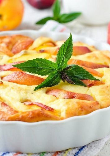Pyragas su persikais ir brie sūriu