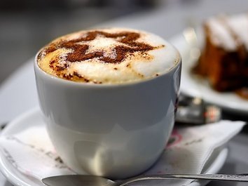 Kava su baltuoju šokoladu