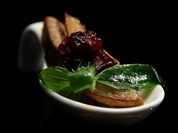 „Foie Gras“ su karameliziuotomis kriaušėmis ir svogūnais bei bruknių padažu